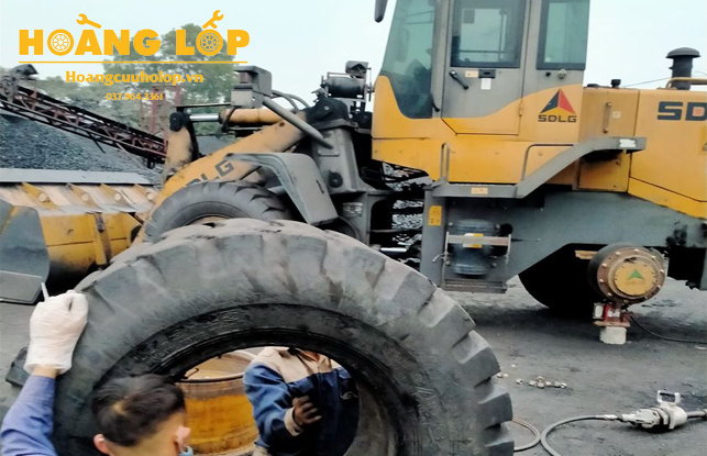Dịch vụ vá lốp xe ô tô lưu động 24H