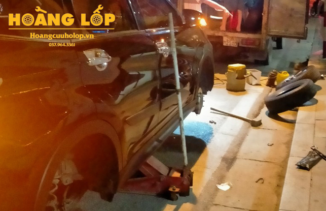 Dịch vụ cứu hộ Lốp ô tô thanh trì tại trung tâm cứu hộ Hoàng Lốp