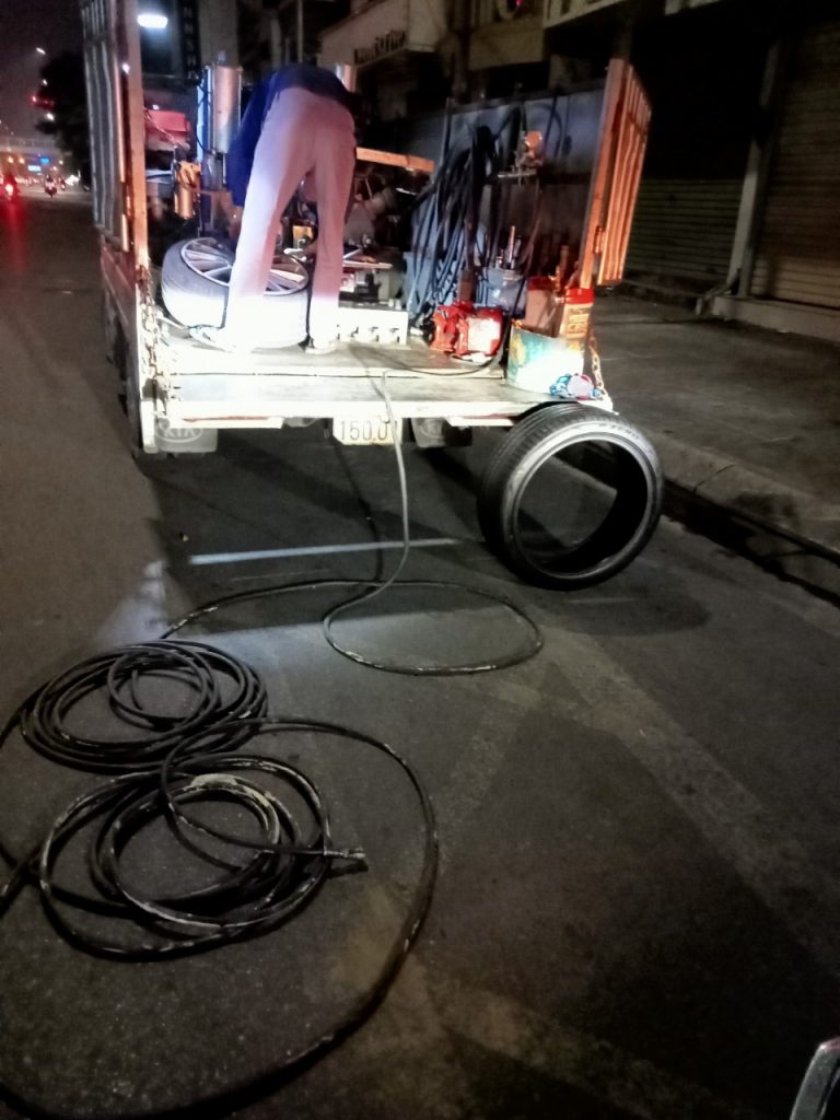 Cứu hộ lốp ô tô dương nội luôn sẵn sàng làm lốp lưu động 24H