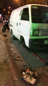 Khách hàng cảm nhận dịch vụ Cứu hộ lốp ô tô Thanh Xuân Nam của Trung tâm cứu hộ Hoàng lốp.