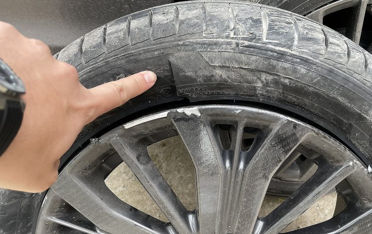 Vá hông lốp ô tô khi bị lốp rách ở hông điểm yếu nhất của lốp