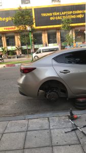 Cứu hộ lốp oto xe con, xe tải Hà Nội 24/7 luôn túc trực làm lốp lưu động 24H