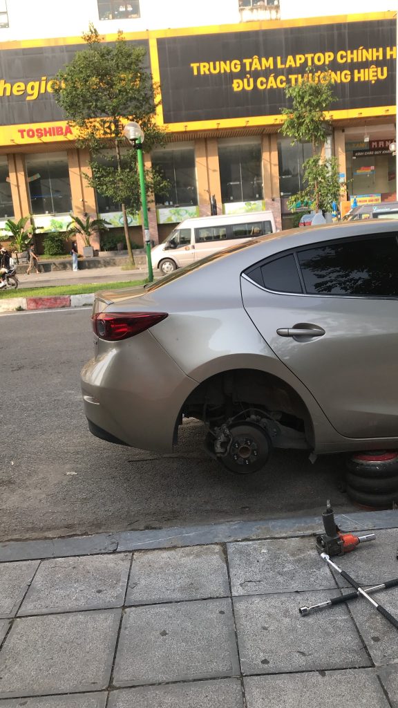 Cứu hộ lốp oto xe con, xe tải Hà Nội 24/7 luôn túc trực làm lốp lưu động 24H