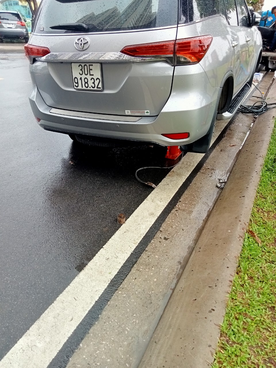 Cứu hộ lốp ô tô hà đông Hà Nội 24/7 |Cứu hộ 24H chuyên nghiệp chất lượng cao