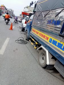 Cứu hộ lốp ô tô Hà Nội 24/7 luôn túc trực làm lốp lưu động 24H