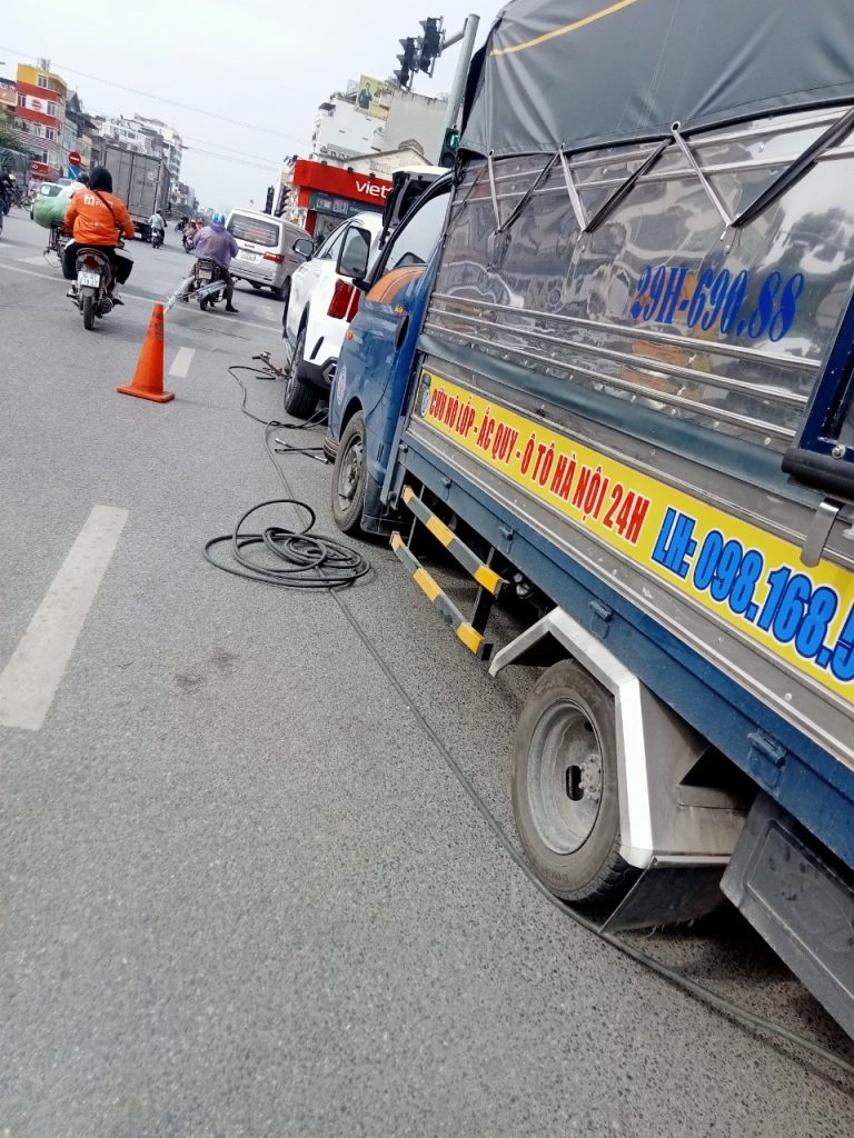 Cứu hộ lốp ô tô Hà Nội 24/7 luôn túc trực làm lốp lưu động 24H