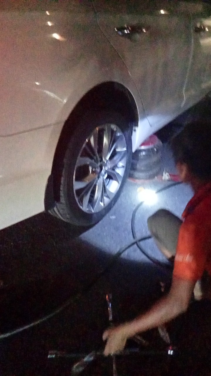 Cứu hộ lốp ô to gần nhất xe con, xe tải Hà Nội 24/7 luôn túc trực làm lốp lưu động 24H