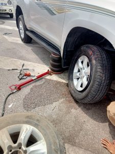 Cứu hộ lốp pháp vân cầu giẽ xe con, xe tải Hà Nội 24/7 luôn túc trực làm lốp lưu động 24H