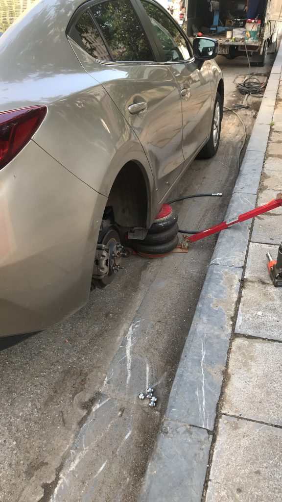 Cứu hộ lốp thanh xuân xe con, xe tải Hà Nội 24/7 luôn túc trực làm lốp lưu động 24H