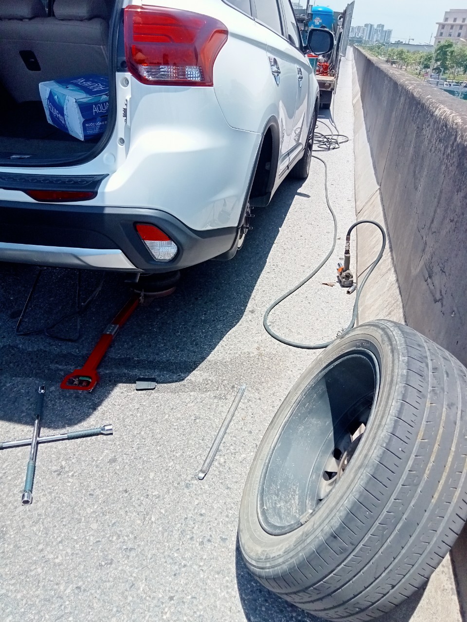 Cứu hộ lốp vành đai 3 xe con, xe tải Hà Nội 24/7 luôn túc trực làm lốp lưu động 24H