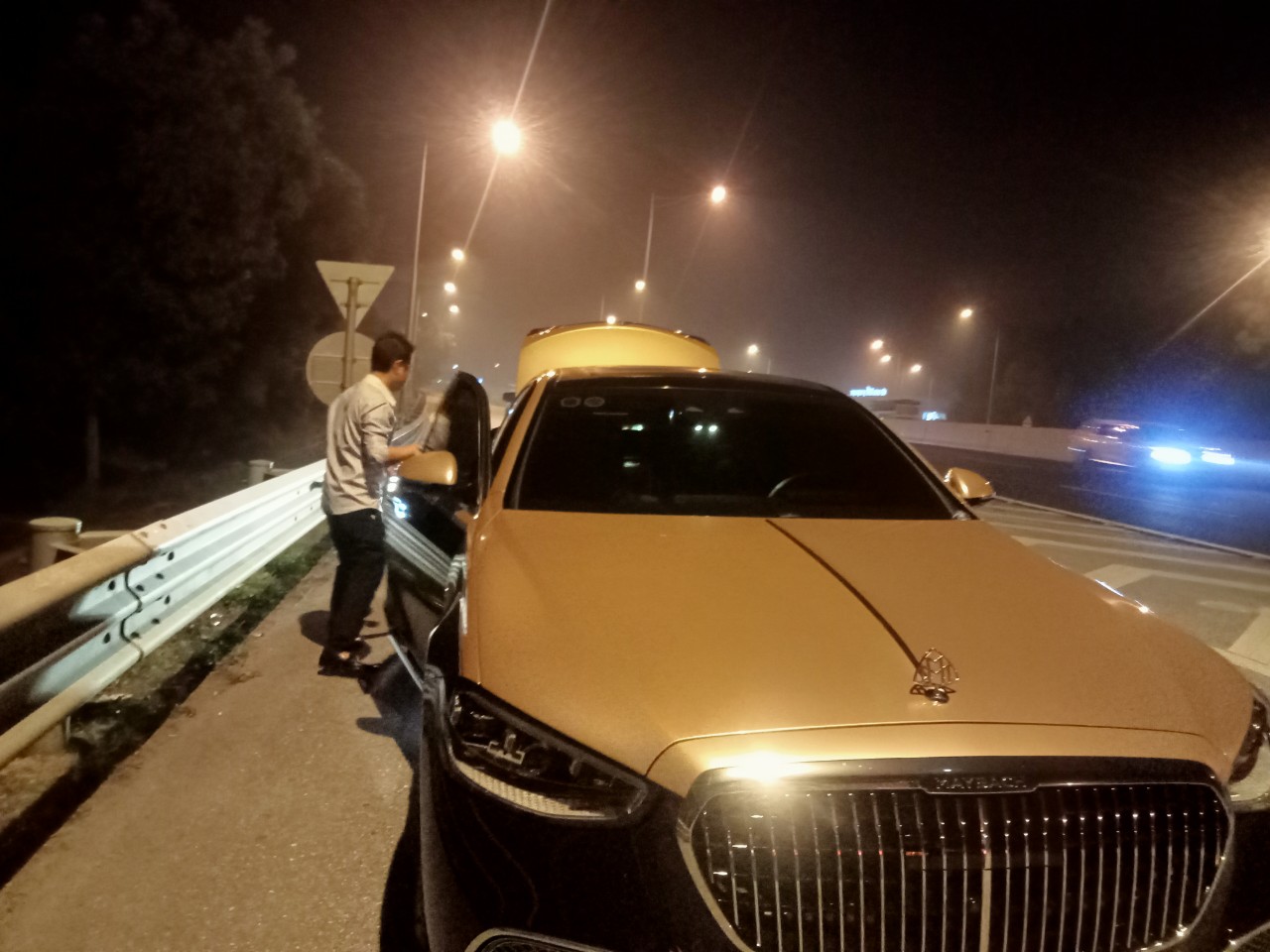 Cứu hộ Hoàng Lốp dịch vụ Cứu hộ lốp xe tải Hà Nội 24/7 hàng đầu Việt Nam