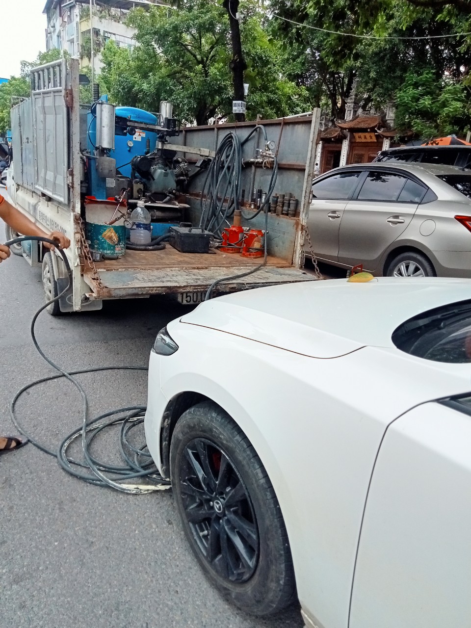 Cứu hộ làm lốp ô tô xe con, xe tải Hà Nội 24/7 luôn túc trực làm lốp lưu động 24H