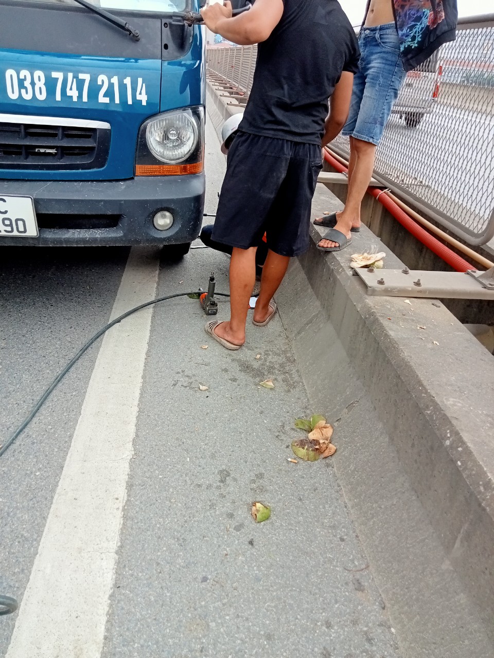 Cứu hộ Hoàng Lốp dịch vụ Làm lốp lưu động ô tô Hà Nội 24/7 hàng đầu Việt Nam