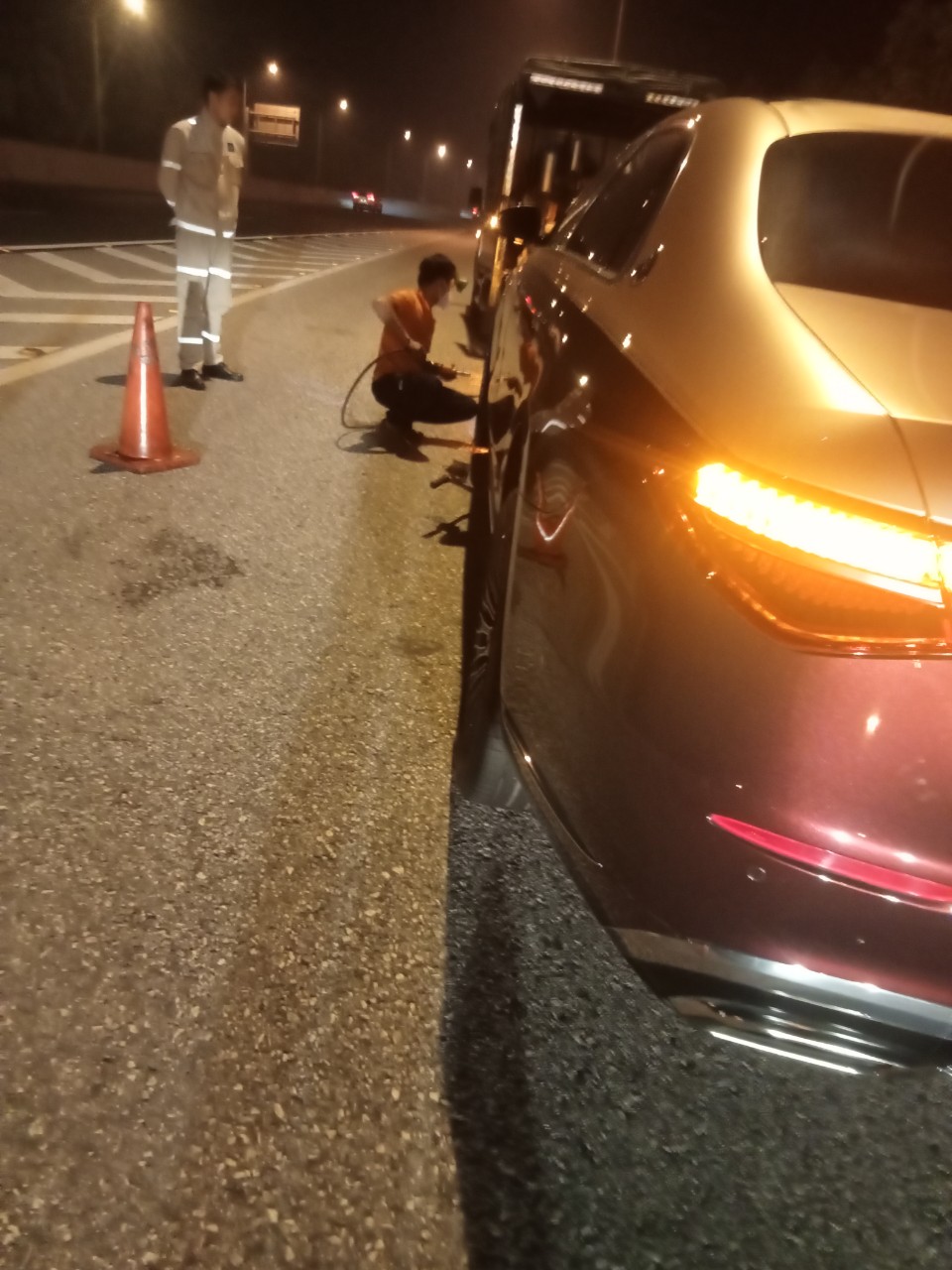 Địa chỉ vá lốp ô Tô tây hồ lưu động | vá lốp xe oto tại Hà Nội - Hoàng lốp