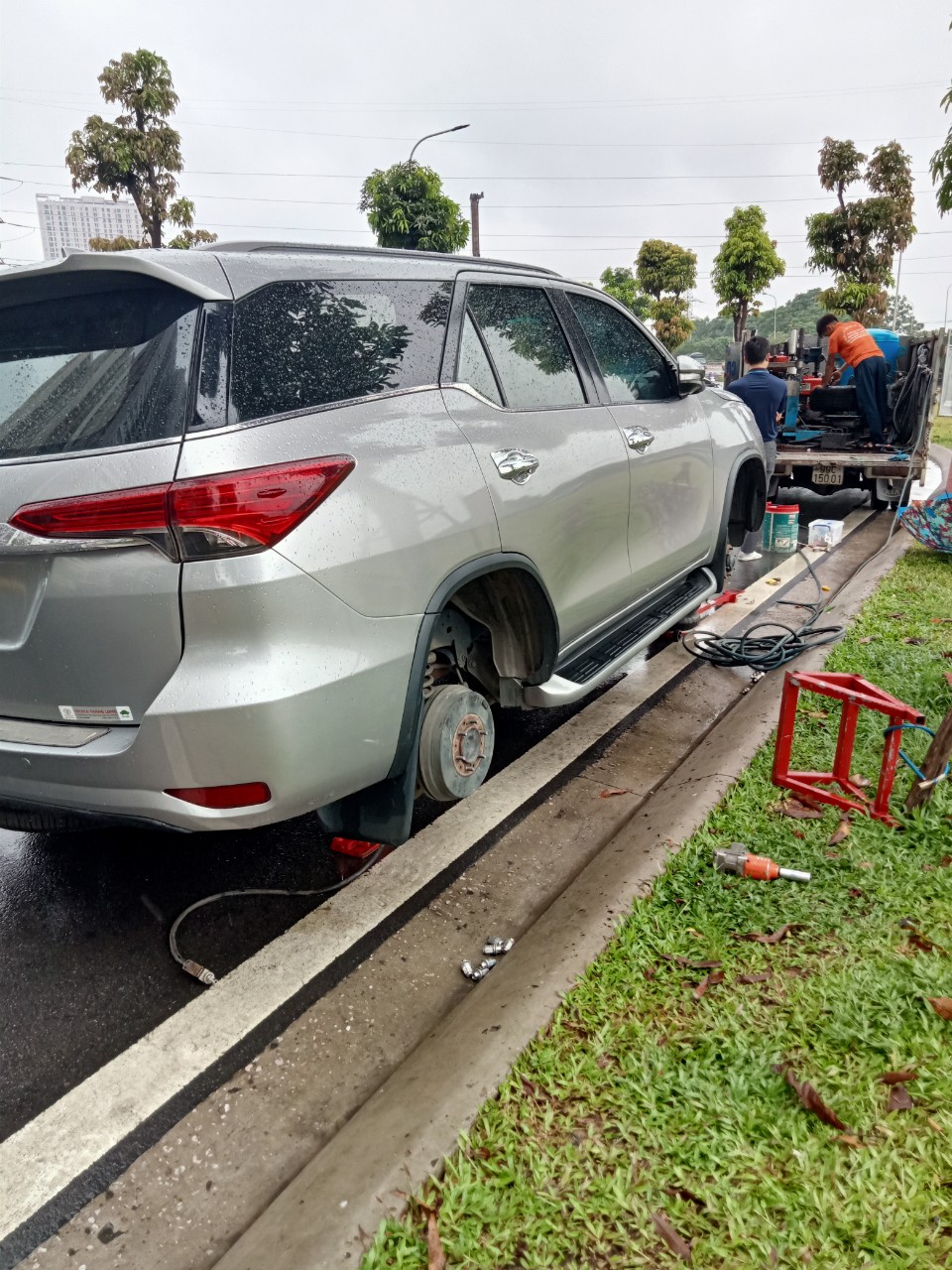 Cứu hộ Hoàng Lốp dịch vụ cứu hộ lốp ô tô mỹ đình Hà Nội 24/7 hàng đầu Việt Nam