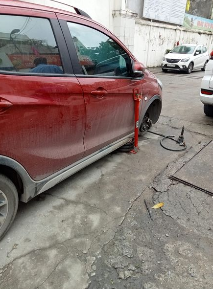 Hãy gọi ngay Cứu hộ lốp thuỵ khuê xe con ,xe tải 24/24h. Cứu hộ vá lốp ô tô Hà Nội 24/7 để được hỗ trợ nhanh nhất.