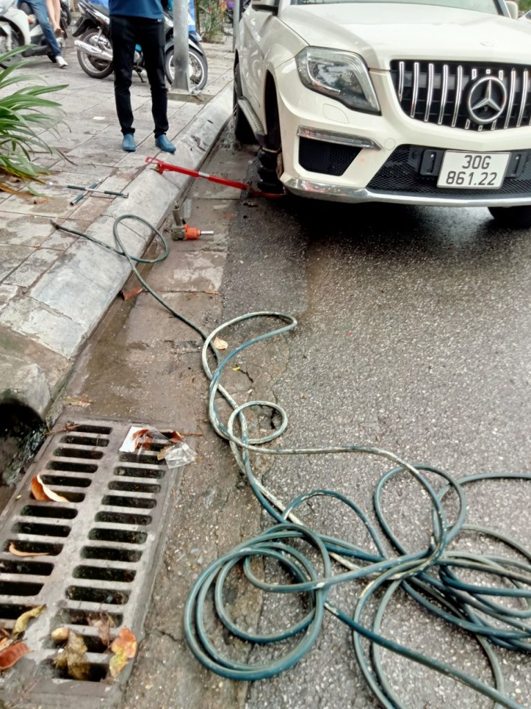 Cứu hộ làm lốp ô tô gần nhất ô tô xe con, xe tải Hà Nội 24/7 luôn túc trực làm lốp lưu động 24H