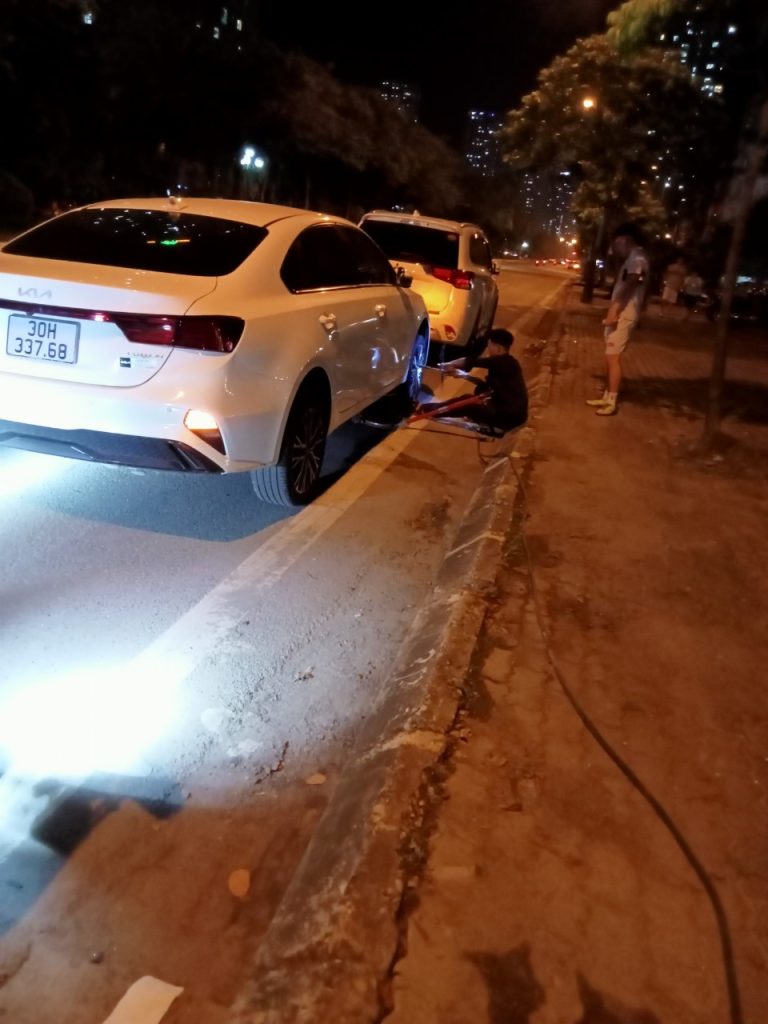 Cứu hộ Hoàng Lốp dịch vụ làm lốp ô tô lưu động xe tải Hà Nội 24/7 hàng đầu Việt Nam