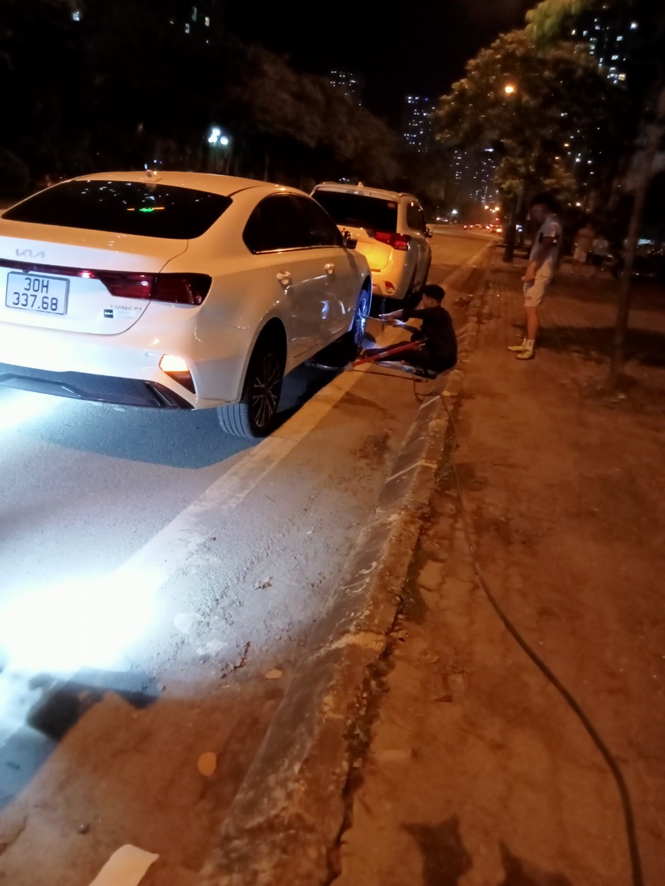 Cứu hộ Hoàng Lốp dịch vụ làm lốp ô tô lưu động xe tải Hà Nội 24/7 hàng đầu Việt Nam