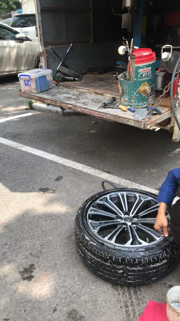 Dịch vụ Cứu hộ lốp ô tô Hà Nội 24/24 chuyên nghiệp hàng đầu Việt Nam
