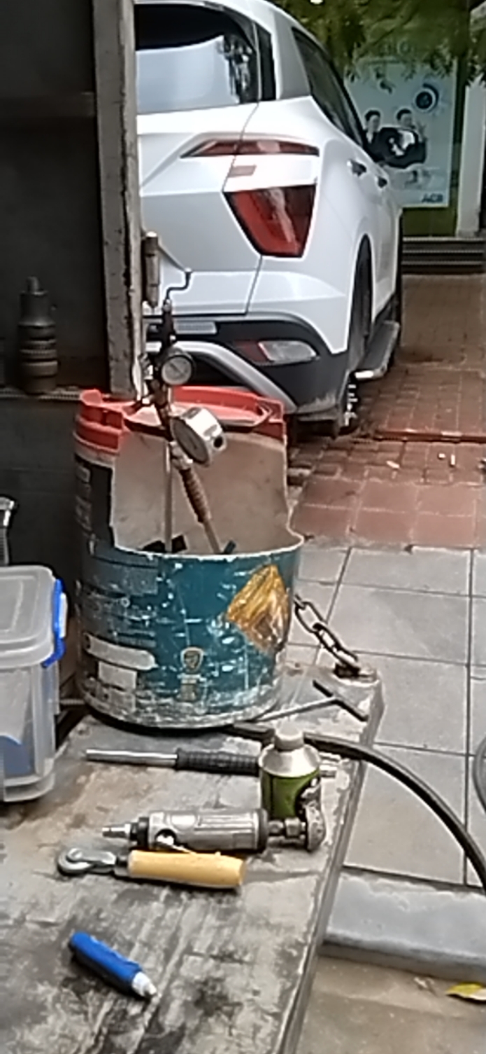 Vá lốp ô tô đống đa tại chỗ xe con, xe tải Hà Nội 24/7 luôn túc trực làm lốp lưu động 24H