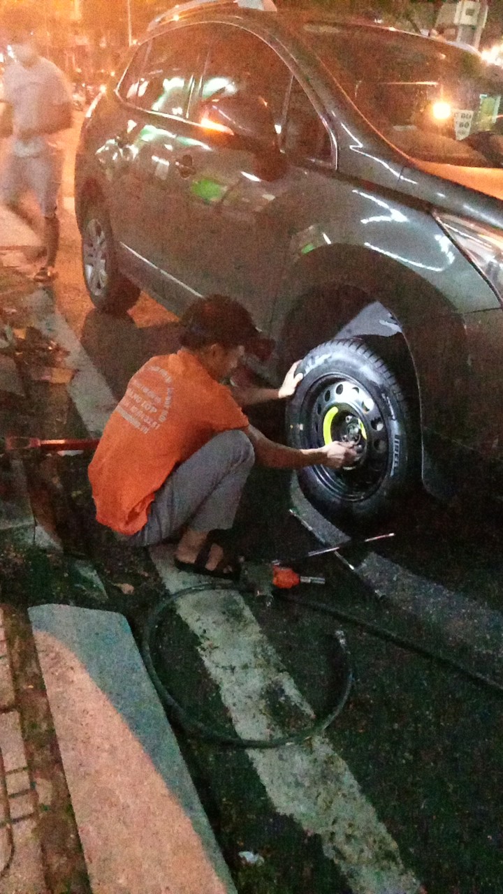 Vá lốp xe oto mỹ đình Hà Nội 24/7 |Làm lốp ô tô xe tải chuyên nghiệp chất lượng cao