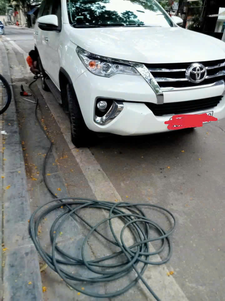 Vá lốp lưu động Trung Văn xe ô tô hết hơi, dinh đinh, nổ lốp, xịt lốp, hết điện.... tại nhà, trên đường gọi ngay Vá lốp xe 24/24h 0981685356