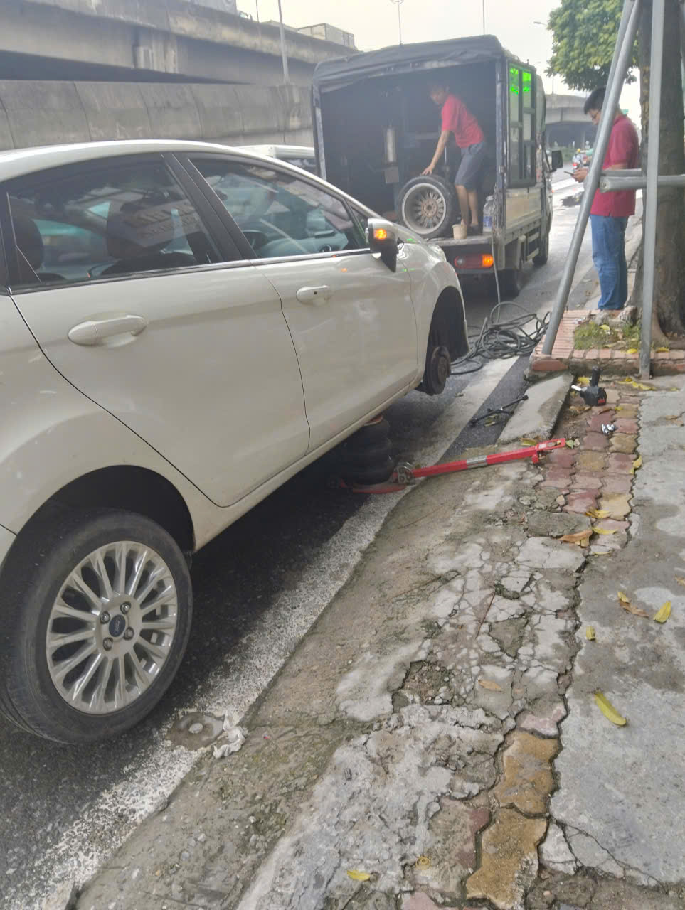 Vá lốp ô tô lưu động Hoàng Mai