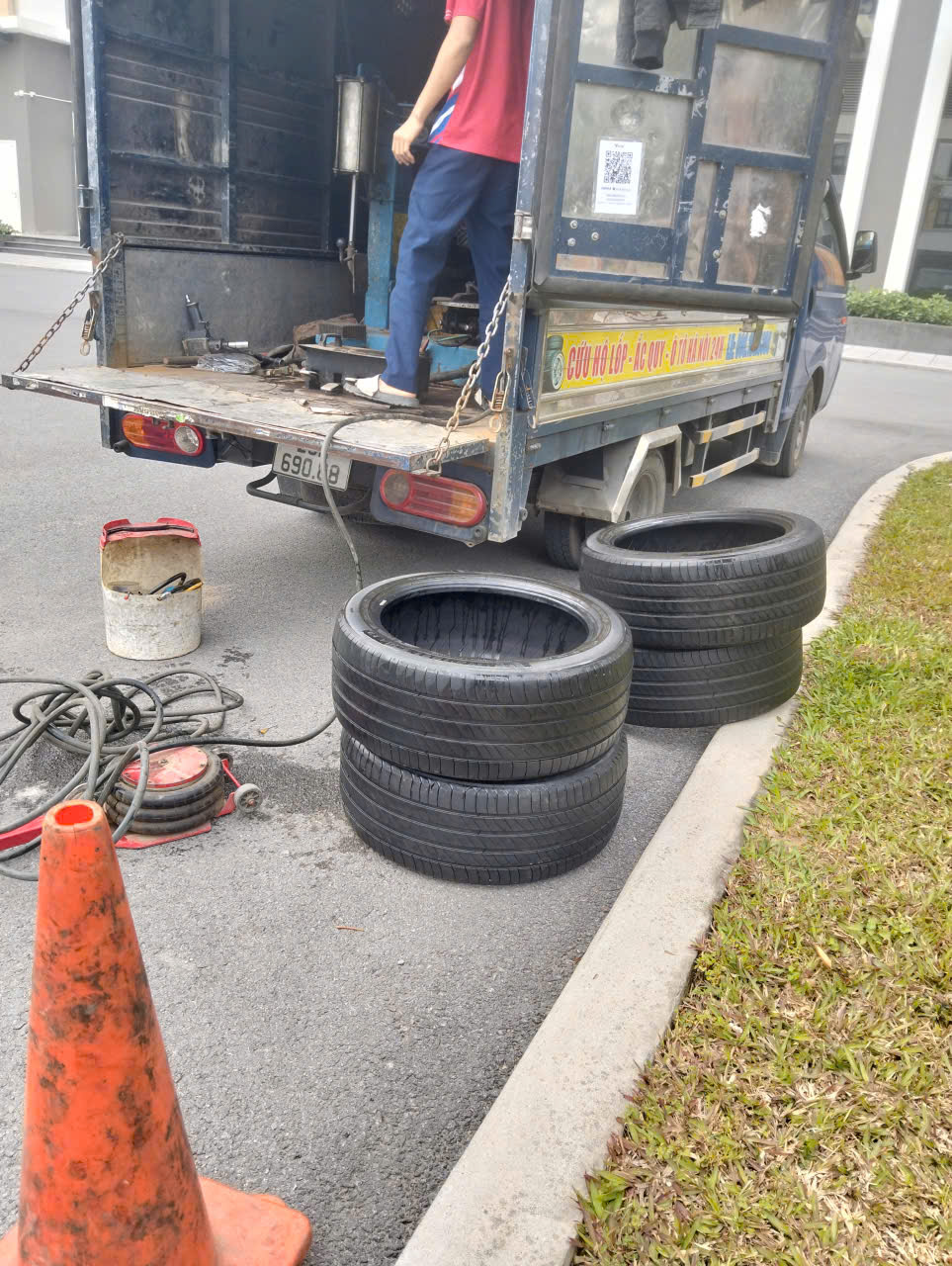 Dịch vụ Vá lốp ô tô nhanh Hà Nội