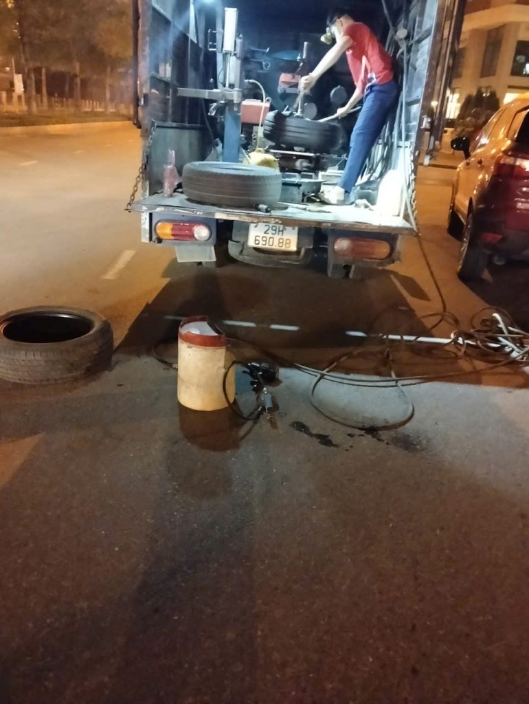 Vá lốp ô tô Hà Nội-Dịch vụ xe cứu hộ lốp