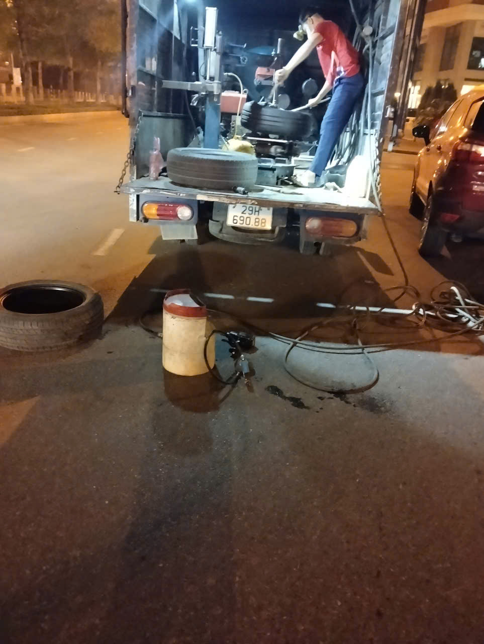 Nhu cầu và tầm quan trọng của dịch vụ cứu hộ lốp xe ô tô Hà Nội