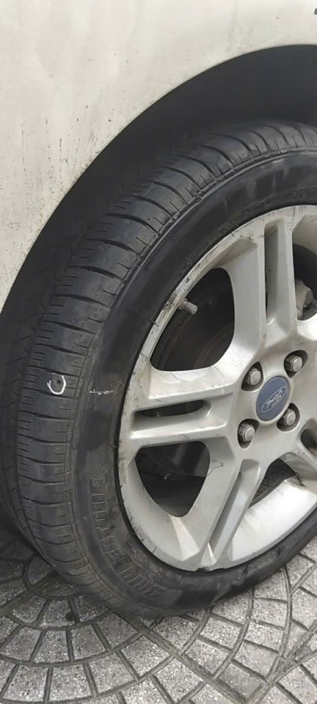 Vá lốp ô tô giá bao nhiêu