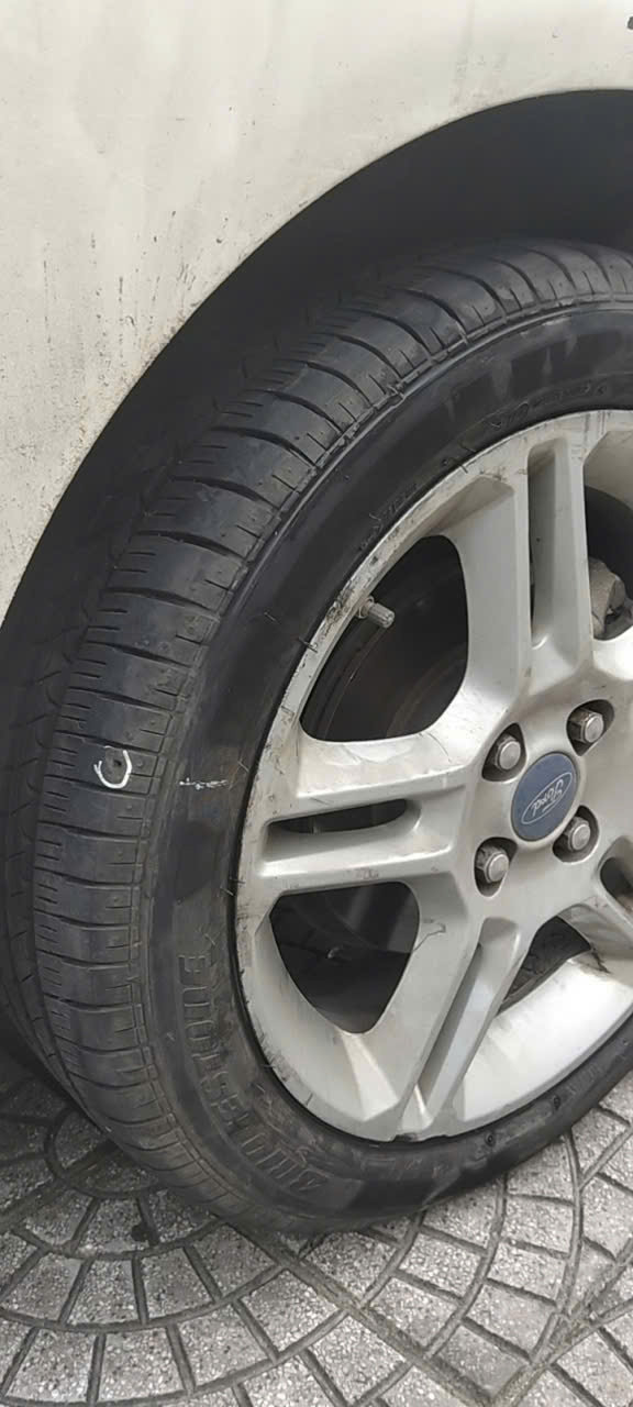 Vá lốp ô tô giá bao nhiêu